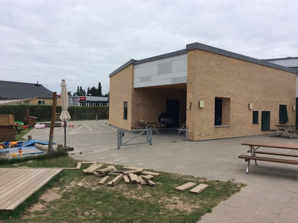 Pilekvisten set ude fra legepladsen og ind mod huset