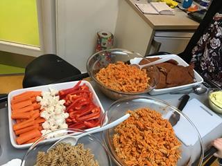 Masser og farvet grøntsager og lækker pastasalat klar til at blive spist