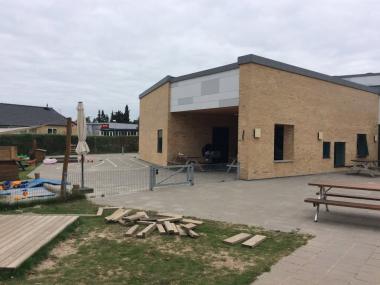 Pilekvisten set ude fra legepladsen